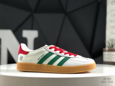 220 Addis Original Samba Og 复古桑巴板鞋 这款桑巴鞋展示了高质量的工艺 带有装饰的超锁缝制和无缝的手感 柔软、柔软的皮革造型和标志性