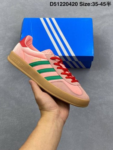 阿迪达斯 Adidas Originals Gazelle Indoor复古三叶草防滑透明橡胶板鞋经典运动鞋。这款经典鞋,忠于原版设计,缀撞色三条纹和鞋跟饰片。