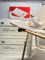 耐克Nike Dunk Low 板鞋Sb系列经典百搭休闲运动板鞋加厚鞋舌的填充，使舒适性大大提升，同时也更方便穿脱中底部分则加入了脚感柔软舒适Zoomair气垫