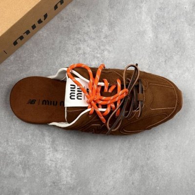 本地290 核心私 miumiu X New Balance 530系列 意大利奢侈品牌/缪缪联名款 低帮经典复古休闲半拖 #鞋款采用解构和轻盈的设计，彷旧的布