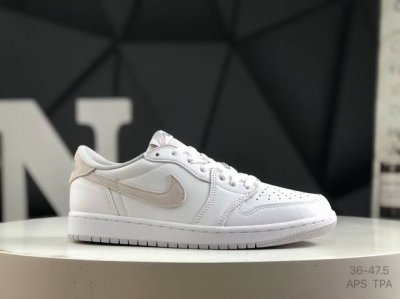 公司级带半码 耐克 乔丹Air Jordan 1 Low Aj1 乔1 乔丹1代Aj1 低帮复古文化休闲运动篮球鞋。该鞋款从 1985 年元年款汲取设计灵感，焕