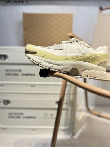 耐克Nike Zoom Vomero Roam 马拉松复古跑五代休闲运动慢跑鞋 采用环保纤维革饰片组合网眼布鞋面材质 升级正确后跟Tpu加固 耐弯折热塑框架支撑