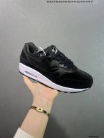公司级耐克 Nike Air Max1 Sp混合科技 透气后掌半气垫慢跑鞋 兼具非凡优质外观和出色穿着体验！性能出众的一双透气鞋面后置半掌气垫运动鞋。货号：Dc