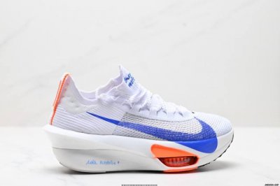 公司级新品发布 Nike Air Zoom Alphafly Next%3 Proto整体采用前作的设计语言，并且对后者的细节进行升级，马拉松和长距离路跑的性能