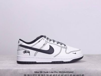 耐克nike Sb Dunk Low Pro 复古低帮 真标 休闲运动滑板板鞋。采用脚感柔软舒适zoomair气垫，有效吸收滑板等极限运动在落地时带来的冲击力，