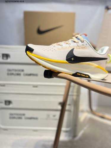 Nike Reactx pegasus Trail 5 Next Nature 越野跑步鞋 登月兼顾迅疾外观和稳固脚感 后跟覆面和中足动态支撑巧妙融合 缔造稳定