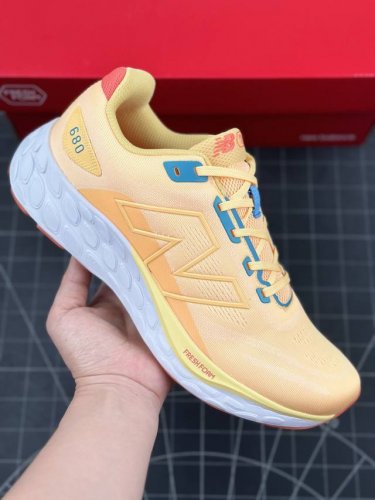 New Balance 680 Nb680 新百伦680 低帮 橙色 舒适百搭防滑耐磨低邦休闲跑步鞋 这款男土跑鞋采用光滑的工程空气网眼，让您的脚在移动时保持畅