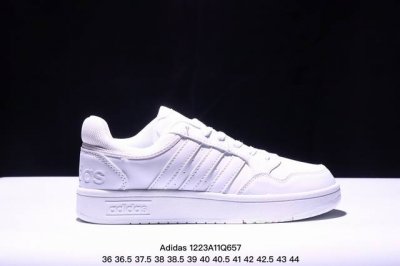 Adidas 阿迪达斯 升级原楦原纸版数据开发版型，采用固色二层皮组合鞋面材质，全新独立开发rb耐磨橡胶外底组合外露轻量eva中底缓震嵌片最近超级火的一双鞋，阿