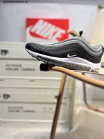 耐克 Nike Air Max 97 子弹气垫跑鞋 Worldwide 子弹头气垫 简约搭配 巧妙的运用了Air Max97的鞋面条纹设计 全掌大容量的先河 创