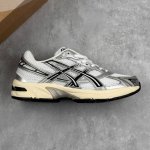 本地 核心私 Asics 亚瑟士 Gel-1130 男女时尚透气 健步减震 运动潮流耐磨休闲鞋 选用网眼与皮革相接，复古而富有层次感。网布搭配银色金属感线条，虎