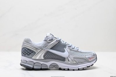 公司级耐克Nike Zoom Vomero 5 马拉松复古跑五代休闲运动慢跑鞋 采用环保纤维革饰片组合网眼布鞋面材质 升级正确后跟Tpu加固 耐弯折热塑框架支撑