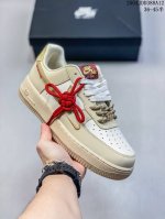 公司级耐克Nike Air Force 1’07 Low空军一号低帮百搭休闲运动板鞋。柔软、弹性十足的缓震性能和出色的中底设计，横跨复古与现代的外型结合，造就出