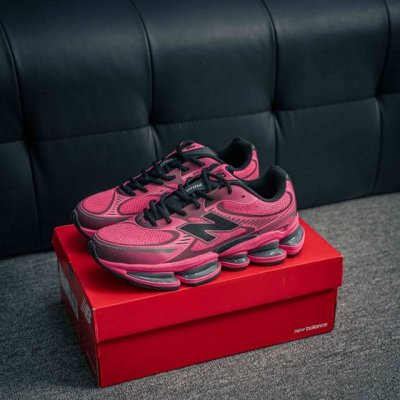 核心私 new Balance 新百伦 Nb 0 网面休闲鞋 复古还要机能 Nb官方重磅新品 一款融合复古设计与现代科技的跑鞋 以其经典的造型和舒适脚感 成为2