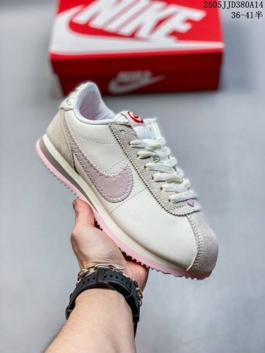 nike Classic Cortez 阿甘经典制作 低帮设计，赋予脚踝灵活舒适感受缓震内底结合全掌型泡棉鞋底，营造舒适脚感人字型抓地底纹，有效提升抓地力 货号