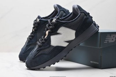 公司级New Balance Ms327 复古休闲运动慢跑鞋 以更纯粹的复古风格设计打造的全新造型 侧身还以解构设计 将 N 字标志以做旧压花样式呈现 官方货号