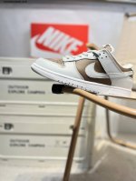 耐克Nike Dunk Low 板鞋Sb系列经典百搭休闲运动板鞋加厚鞋舌的填充 使舒适性大大提升 同时也更方便穿脱中底部分则加入了脚感柔软舒适Zoomair气垫