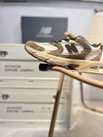 170 new Balance Nb530 新百伦复古透气跑步鞋 抛弃过往以皮革为主的人气轮廓 以极具复古风范的跑鞋外观呈现 设计上全鞋以简约清爽的纯白色作基底
