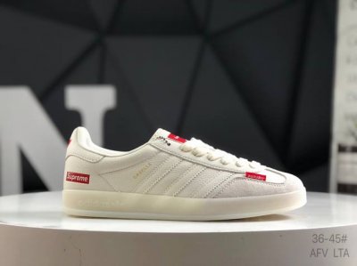 公司级带半码 阿迪达斯 Adidas Samba Og 经典鞋款 Adidas 近70年的经典Samba Og 修长的鞋楦,略微尖尖的鞋头,翻毛皮的鞋头拼接,这