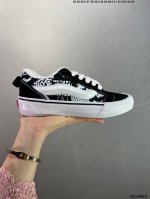 140 Vans Classics Knu Skool 苏格兰格纹拼接 厚鞋舌面包鞋 Vans联名超火的土豆鞋，复古经典，鞋头放大、包边上移加厚、鞋舌加厚。Va