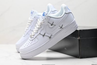 真标耐克Nike Air Force 1“07空军一号低帮百搭休闲运动板鞋。柔软、弹性十足的缓震性能和出色的中底设计，横跨复古与现代的外型结合，造就出风靡全球三