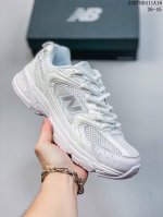 New Balance 530 复古跑鞋 这双鞋确实是nb家经典复古款式之一，以全新科技诠释，成功打造530鞋款。鞋面在保持530基本线条和片层结构的同时，采用