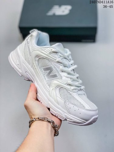 New Balance 530 复古跑鞋 这双鞋确实是nb家经典复古款式之一，以全新科技诠释，成功打造530鞋款。鞋面在保持530基本线条和片层结构的同时，采用