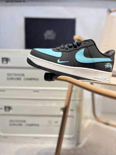 耐克 Nike Air Force 7空军一号 百搭休闲运动板鞋。柔软、弹性十足的缓震性能和出色的中底设计，横跨复古与现代的外型结合，造就出风靡全球三十多年的F