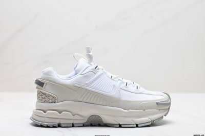 公司级耐克nike Zoom Vomero Roam 马拉松复古跑五代休闲运动慢跑鞋 采用环保纤维革饰片组合网眼布鞋面材质 升级正确后跟tpu加固 耐弯折热塑框