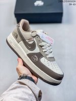 公司带半码 耐克Nike Air Force 1 07 空军一号低帮百搭休闲运动板鞋 柔软 弹性十足的缓震性能和出色的中底设计 横跨复古与现代的外结合 造就出风