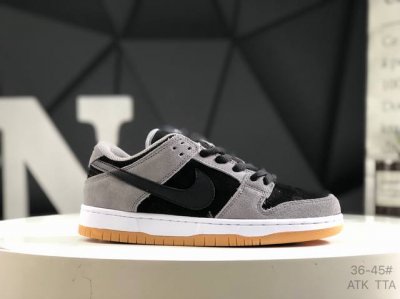 耐克 Nk Dunk Low 低帮休闲板鞋 Hf3063 001 #鞋款采用简洁外观 结合优质材料与柔软衬垫 舒适耐穿 配色由煤黑 橡皮浅褐和淡象牙白搭配 统一