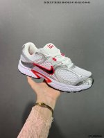 公司级Nk V5 Rnr系列 白绿 复古Y3K风格舒适百搭跑步鞋 融合了复古与现代设计元素，轻量化设计，鞋面采用透气网眼材料，搭配轻质泡沫中底，缓震舒适，适合日