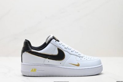 真标耐克Nike Air Force 1“07空军一号低帮百搭休闲运动板鞋。柔软、弹性十足的缓震性能和出色的中底设计，横跨复古与现代的外型结合，造就出风靡全球三