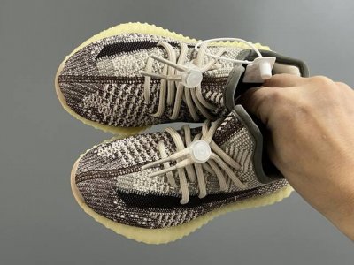 专G版椰子350V2真爆鞋带扣儿童一脚蹬运动鞋 Size：24-35码 专柜版来咯 真爆米花系列脚感超级棒 软弹效果一绝 针织鞋面，透气舒适好打理 鞋带扣设计，
