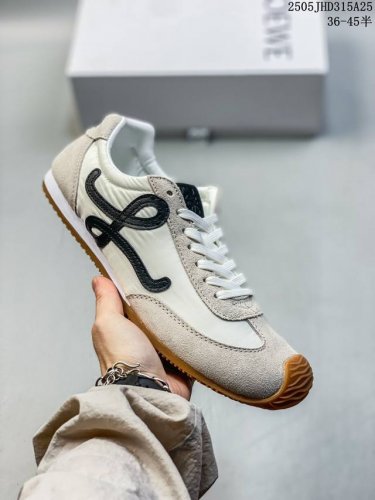 loewe罗意威 Ballet Runner 2.0小牛皮 圆头系带 低帮 生活休闲鞋 罗意威全新版大头运动鞋Ballet Runner2.0 以其独特的设计和