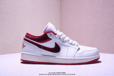 Air Jordan 1 Low Aj1 原装版本低帮球鞋一直是占领街头的宠儿。眼前两款 Air Jordan 1 Low 新品，不仅拥有黑脚趾的熟悉轮廓，简洁
