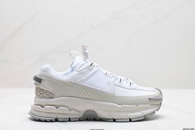 公司级耐克Nike Zoom Vomero Roam 马拉松复古跑五代休闲运动慢跑鞋 采用环保纤维革饰片组合网眼布鞋面材质 升级正确后跟Tpu加固 耐弯折热塑框