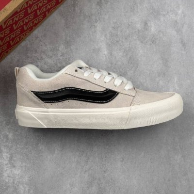 本地 核心私 万斯 Vans Knu-Skool 面包鞋 坎普尔 茱利安系列低帮复古硫化休闲运动板鞋“肥胖版大Logo” 要说整个年最为热门的鞋型之一， 面包鞋