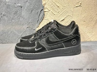 耐克 联名 Nike Dunk Low Lthr Ow 解构绑带滑板鞋 Sb系列经典复古运动鞋。双鞋带系统延续了今年的代表性风格，搭配亮色鞋带，保持了 Dunk