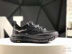 红卡 Hoka M Mafate Speed 4全新配色 这个品牌来自于新西兰的毛利语，Hoka表示大地，One One表示飞越，连起来就是飞越地平线，One
