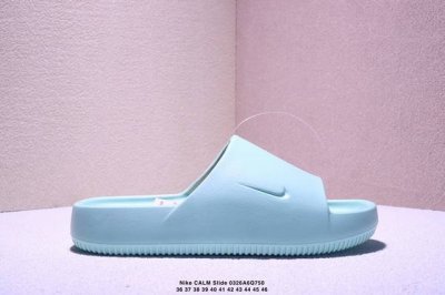 80 耐克 Nike Calm Slide 经典运动包头拖鞋 沙滩鞋 时尚厚底增高男女休闲凉拖鞋，拖鞋的外观十分吸引人，融合了舒适与时尚的元素，延续了简约独特的