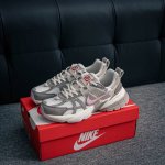 核心私 Nike V2K Run 减震防滑复古低帮跑步鞋 材质上使用大面积网眼 皮革 Tpu 组成 支撑和透气性肯定不错 中底处由 Cushlon 泡绵打造 保