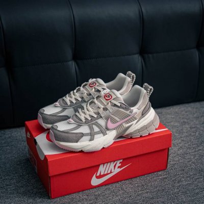 核心私 Nike V2K Run 减震防滑复古低帮跑步鞋 材质上使用大面积网眼 皮革 Tpu 组成 支撑和透气性肯定不错 中底处由 Cushlon 泡绵打造 保