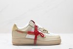 真标耐克Nike Air Force 1“07空军一号低帮百搭休闲运动板鞋。柔软、弹性十足的缓震性能和出色的中底设计，横跨复古与现代的外型结合，造就出风靡全球三