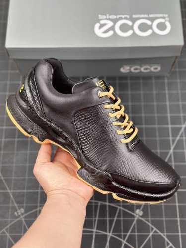 Ecco 2024爱步 15周年经典 百搭休闲老爹鞋 #经典和现代工艺品质融合 精选小牛皮面料 舒适性相当不错 版型楦型非常到位上脚 专柜热销款 独有鞋型设计