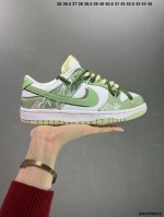 公司级nike Dunk Low 椰云拿铁 奶蓝 此款采用奶蓝配色，有种椰云拿铁的感觉，使用星空吊坠加以点级，更加具有特色，双鞋带的设计增加鞋子的层次感，整体清