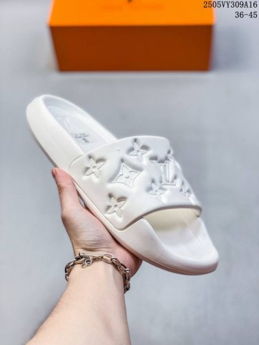 lv路易威登L家驴牌Monogram 浮雕拖鞋 本季 Waterfront 凉拖焕新回归 鞋面扣带压印路易威登标志性的 Monogram 图案 由防水橡胶制成