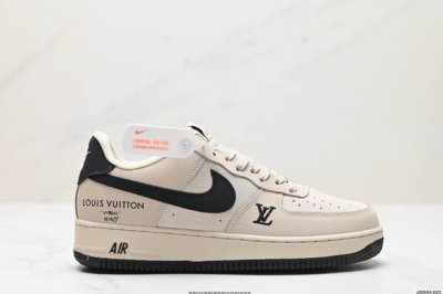 真标耐克Nike AIR FORCE 7 空军一号低帮百搭休闲运动板鞋。柔软、弹性十足的缓震性能和出色的中底设计，横跨复古与现代的外型结合，造就出风靡全球三十多