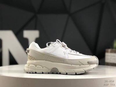 降价 耐克Nike Zoom Vomero Roam马拉松复古跑五代休闲运动慢跑鞋 采用环保纤维革饰片组合网眼布鞋面材质 升级正确后跟Tpu加固 耐弯折热塑框架