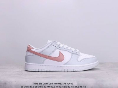 耐克 Nike Sb Dunk Low Pro 复古低帮休闲运动滑板板鞋。采用脚感柔软舒适zoomair气垫，有效吸收滑板等极限运动在落地时带来的冲击力，为街头