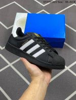 110 阿迪达斯 Adidas Superstar 三叶草经典贝壳头系列 新款休闲板鞋潮流男女士运动鞋 。鞋面柔软皮革材质 标志性的贝壳鞋头，锯齿三条纹，简约的